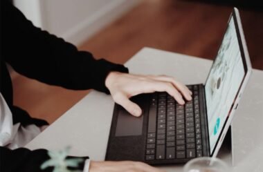 Como Usar IA para Criar Currículos e E-mails que Impressionam em 2025