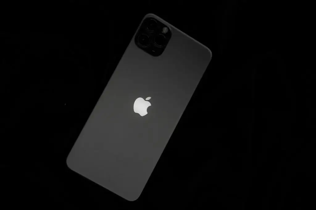 Se a empresa mudar a posição do logotipo no iPhone 17 Pro Max, pode haver confusão no alinhamento de novos acessórios
