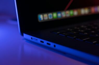 Deixar o notebook na tomada estraga a bateria? Descubra o que é mito e o que é verdade em 2025