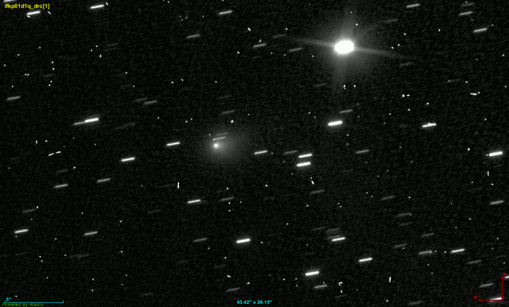 Representação do cometa 3I/ATLAS em sua trajetória hiperbólica, destacando sua rotação, cores avermelhadas e importância científica para compreender a formação galáctica.