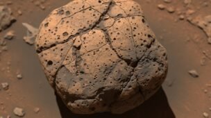Fotografia realista em alta resolução mostra detalhes de rocha marciana analisada pela NASA em busca de vida antiga.