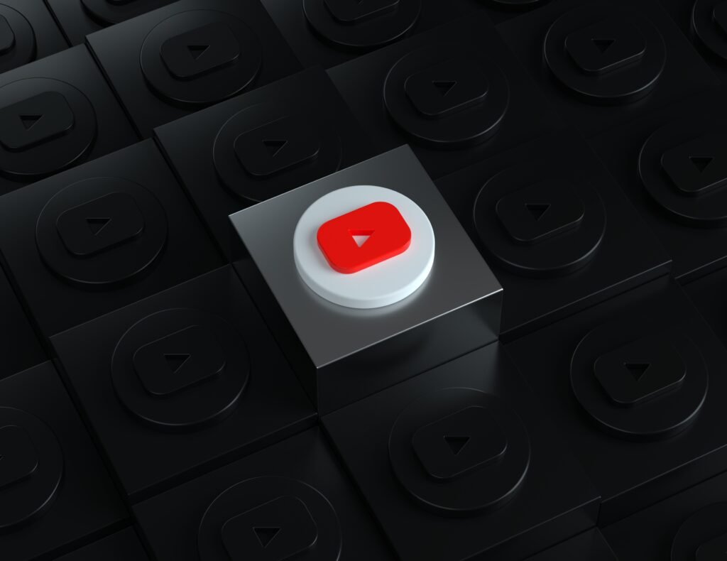 Usuário frustrado olhando para o computador após o YouTube bloquear o Adblock Plus no Chrome, com destaque para mensagem de restrição.