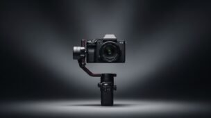 dji-rs-5-gimbal-profissional-camera-mirrorless Gimbal DJI RS 5 com câmera mirrorless, design profissional e estabilização avançada em fundo minimalista