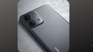 jpg para xiaomi-redmi-15-review-capa.webp. Utilize: Smartphone Xiaomi Redmi 15 Midnight Black em ângulo lateral destacando design fino e câmeras.