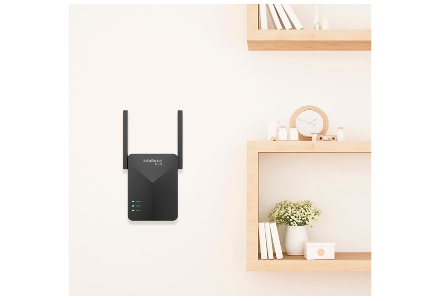 Repetidor de sinal Wi-Fi Intelbras EX 1500 preto, fixado na parede, com duas antenas externas verticais e luzes indicadoras de funcionamento, ampliando a cobertura da rede sem fio em ambiente residencial.