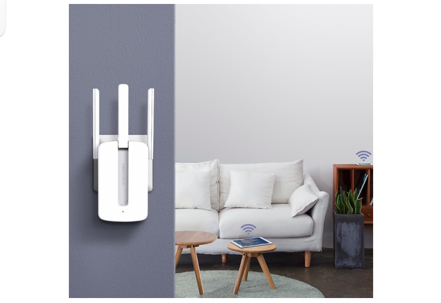 Repetidor de sinal Wi-Fi Mercusys MW300RE branco, instalado na parede, com três antenas externas verticais, ampliando a cobertura da internet sem fio em sala de estar moderna.