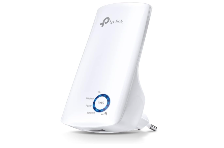 Repetidor de sinal Wi-Fi TP-Link TL-WA850RE branco, conectado à tomada, com design compacto, botão RE frontal iluminado em azul e indicadores de status de rede, energia e conexão Ethernet.