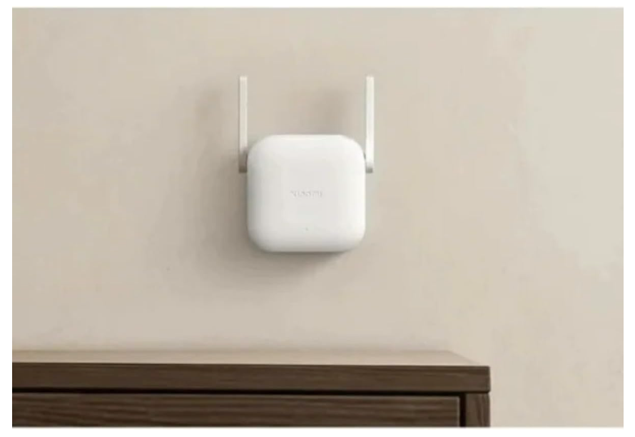 Repetidor de sinal Wi-Fi Xiaomi 300 Mbps branco, instalado na tomada de parede, com duas antenas externas ajustáveis para ampliar a cobertura da rede sem fio em ambientes internos.