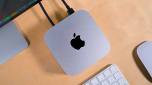 mac-mini-m4-design-compacto-apple-mini-pc.webp Mac mini M4 prateado visto de cima sobre mesa com teclado Apple, destacando design compacto e premium do mini PC da Apple