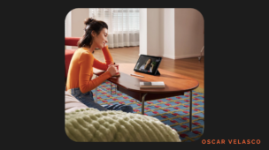 Mulher usando tablet Xiaomi Redmi Pad 2 para videochamada em casa, apoiado sobre mesa de centro em ambiente iluminado