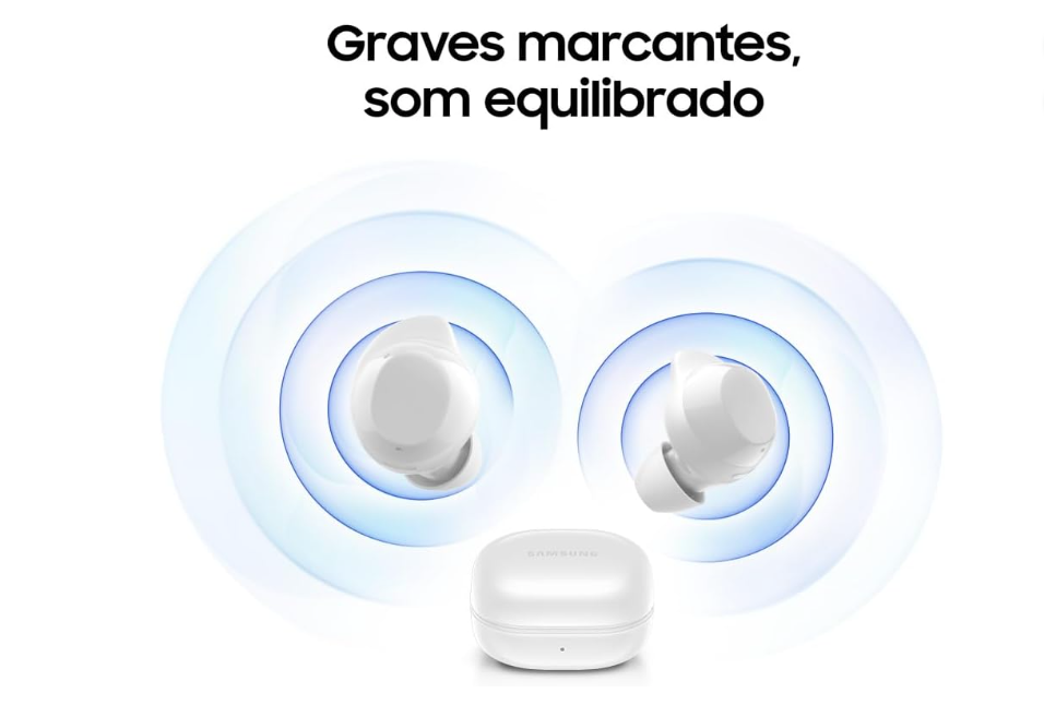 Fones sem fio Samsung Galaxy Buds Core brancos com ondas sonoras ao redor e estojo de carregamento, destacando graves marcantes e som equilibrado.